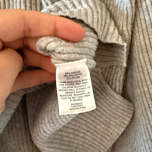 ✨ Free Press Heather Gray Ribbed Knit V-Neck Top – Size Small ✨ - Picture 3 of 3
